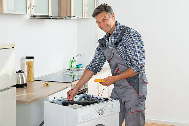 technik kontroli pralka z cyfrowy miernik uniwersalny - repairing appliance clothes washer repairman zdjęcia i obrazy z banku zdjęć