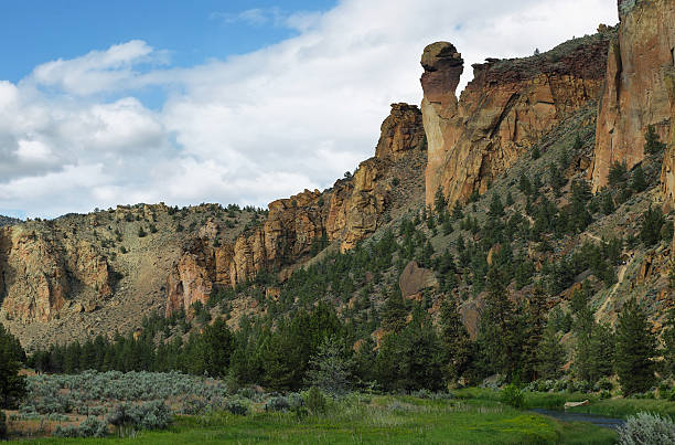 Smith Rock Park Crooked river in Smith Rock Park, Oregon oregon us state photos stock pictures, royalty-free photos & images