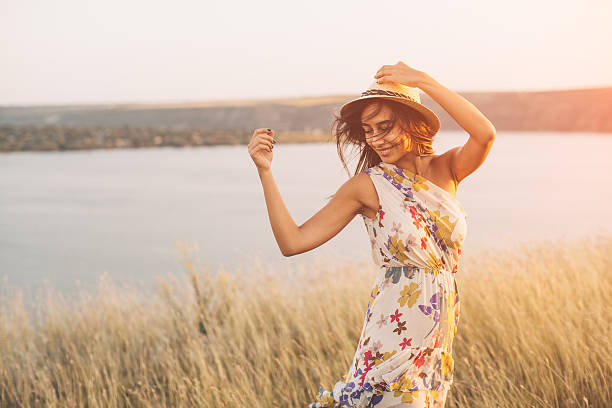 bellezza ragazza all'aperto godendo la natura - vestito da donna foto e immagini stock