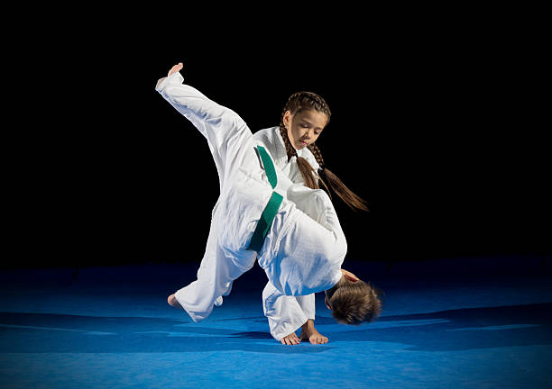 niños luchadores de artes marciales - karate child judo belt fotografías e imágenes de stock