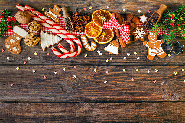 fondo navideño con galletas navideñas, decoración y especias - canela especia fotos fotografías e imágenes de stock