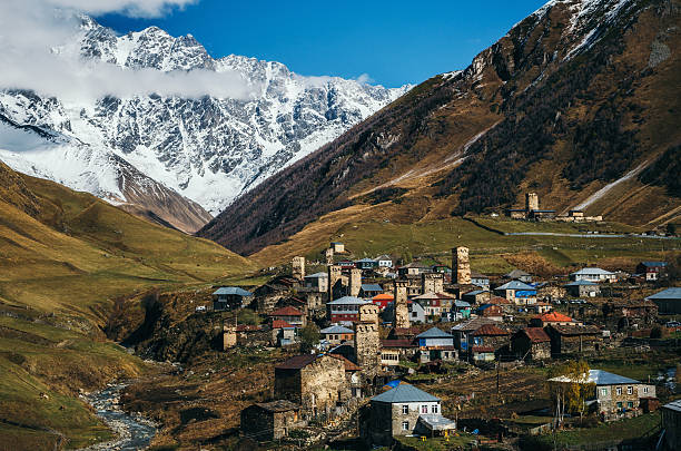 svanetian towers in ushguli, obersvanetia, georgien - svaneti stock-fotos und bilder