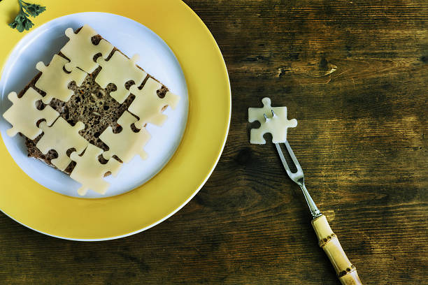 Piatto con pane e formaggio sotto forma di puzzle - foto stock