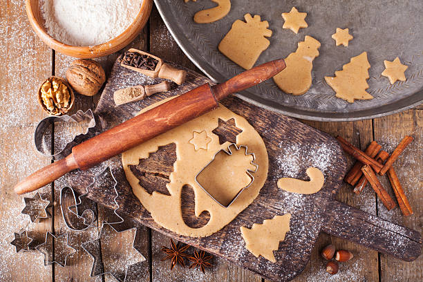herstellung von weihnachtsplätzchen mit traditionellen lebkuchen-cookies zutaten - plätzchen backen stock-fotos und bilder