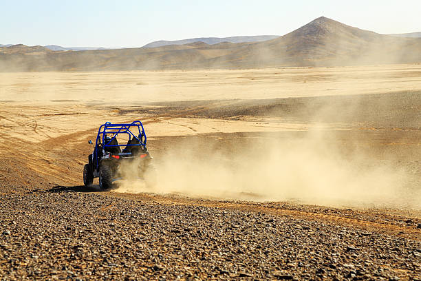 vista posteriore su polaris rzr blu - off road vehicle quadbike desert dirt road foto e immagini stock