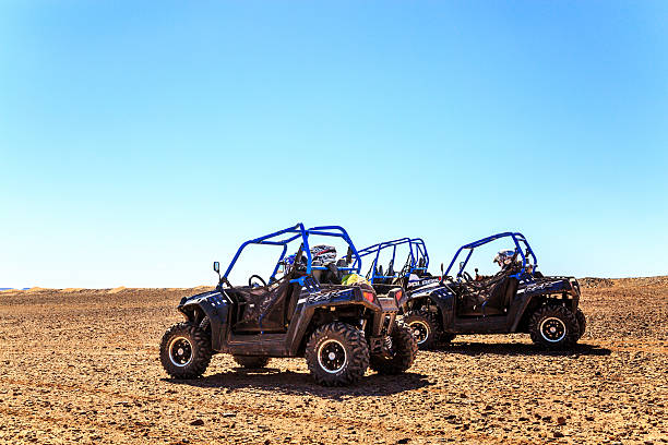 vista lateral sobre polaris azul rzr - off road vehicle quadbike desert dirt road fotografías e imágenes de stock