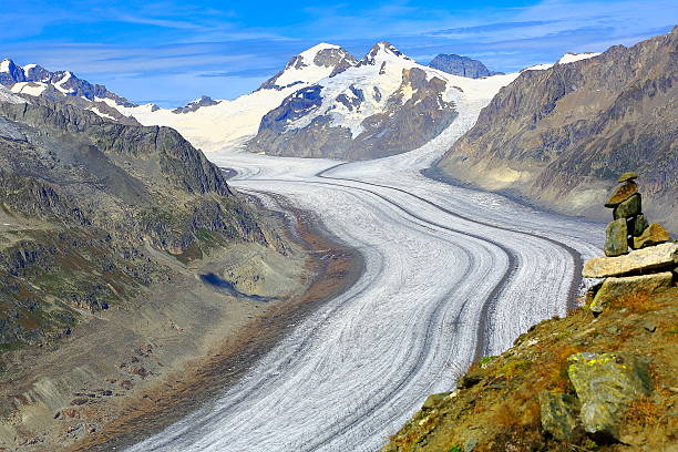 inukshuk, glaciar aletsch, jungfrau, mönch sobre los alpes suizos berneses - aletsch glacier fotografías e imágenes de stock