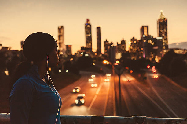 runner femminile guardando verso lo skyline - african descent american culture exercising women foto e immagini stock