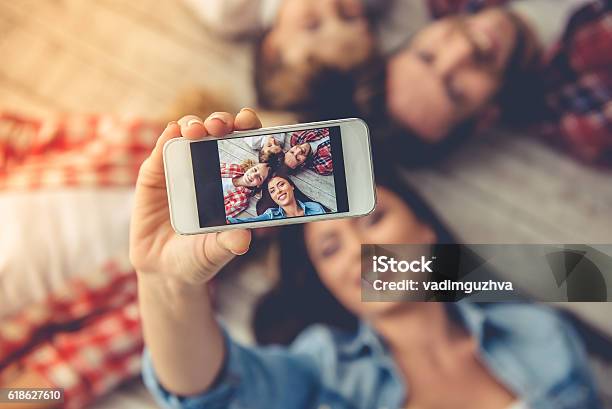 Glückliche Familie Zusammen Stockfoto und mehr Bilder von Selfie - Selfie, Familie, Handy
