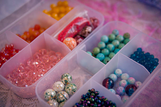 cuentas en contenedores - glass jewelry bead bugle fotografías e imágenes de stock