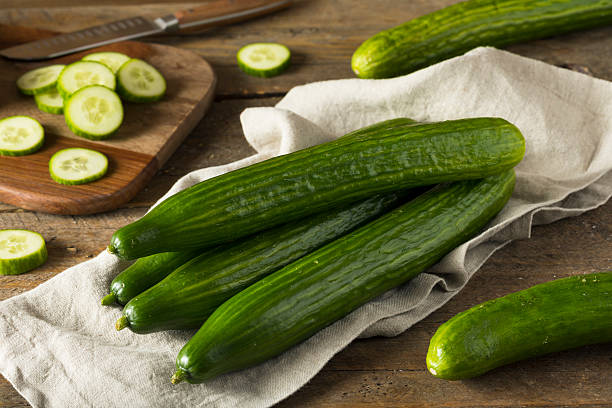 pepinos europeos orgánicos verdes crudos - pepino fotografías e imágenes de stock