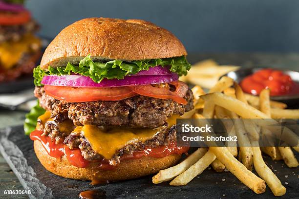 Queso Casero Smash Burger Foto de stock y más banco de imágenes de Hamburguesa - Alimento - Hamburguesa - Alimento, Patatas Fritas - Tentempié, Hamburguesa de carne