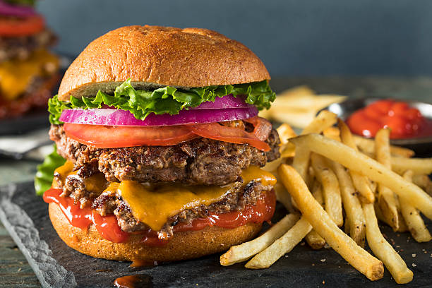 hamburger smash al formaggio fatto in casa - burger french fries cheeseburger hamburger foto e immagini stock