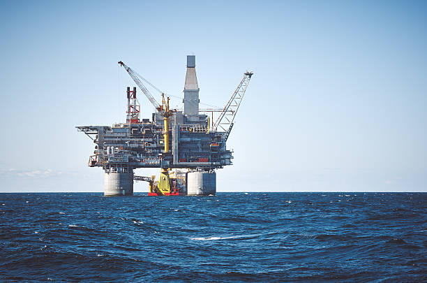 石油掘削装置の海 - crane nobody color image photography ストックフォトと画像