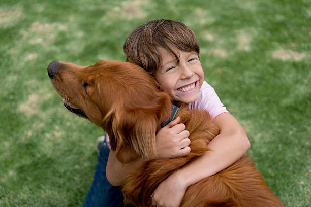 szczęśliwy chłopiec z pięknym psem - pets friendship green small zdjęcia i obrazy z banku zdjęć