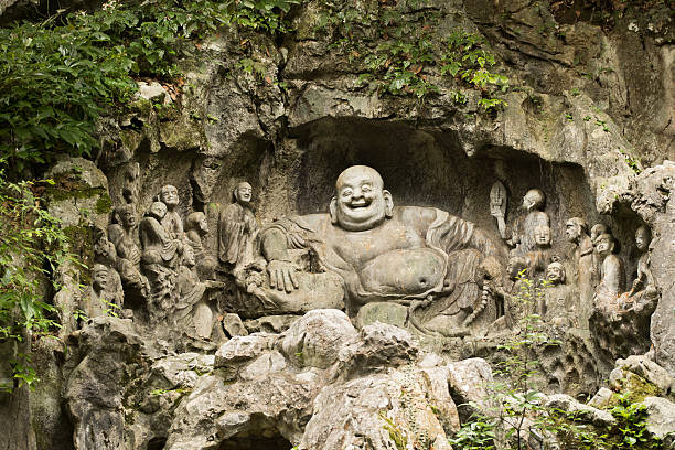 buddyjskie kamienne rzeźby przed świątynią lingyin - old senior adult buddhism art zdjęcia i obrazy z banku zdjęć