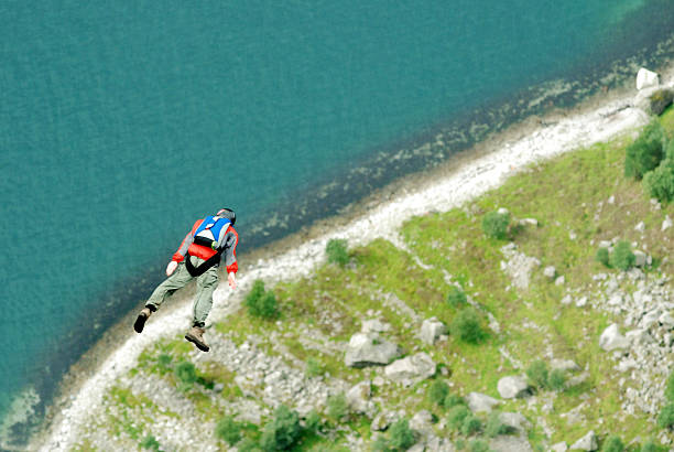 줄넘기. - skydiving base jumping extreme sports mountain 뉴스 사진 이미지