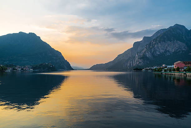 лекко и озеро комо на закате, италия - lake como water italy sunset стоковые фото и изображения