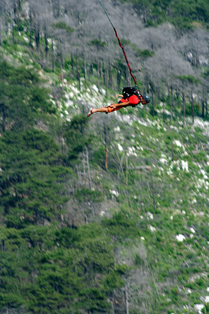 줄넘기. - skydiving base jumping extreme sports mountain 뉴스 사진 이미지