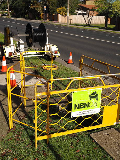 instalação de cabos de fibra coaxial híbrido nbn - cable tv cable television coaxial cable - fotografias e filmes do acervo