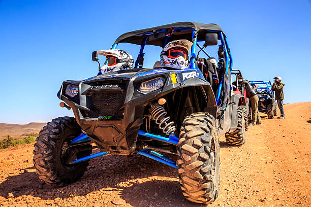 polaris rzr 800 aligned and stationed with no pilot - off road vehicle quadbike desert dirt road imagens e fotografias de stock