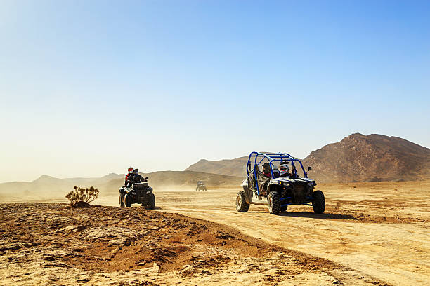 convoy de vehículos todo terreno en el desierto de marruecos - off road vehicle quadbike desert dirt road fotografías e imágenes de stock