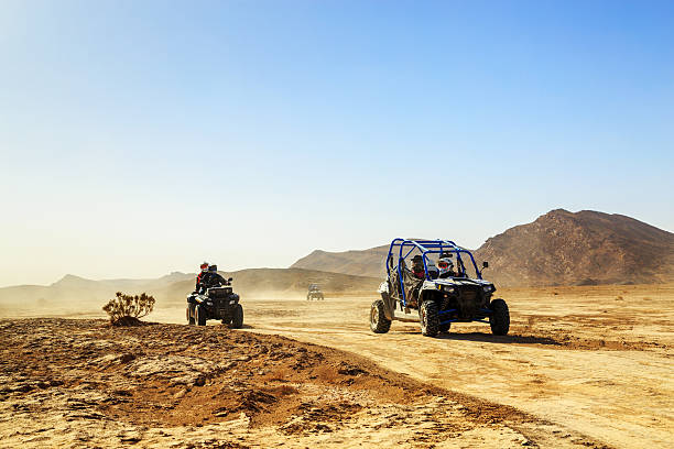 convoglio di fuoristrada nel deserto del marocco - off road vehicle quadbike desert dirt road foto e immagini stock