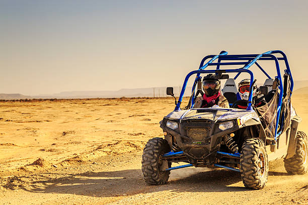 vista frontale su polaris rzr blu - off road vehicle quadbike desert dirt road foto e immagini stock