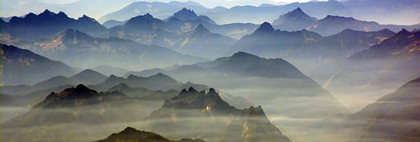 brume au-dessus des cascades à washington, états-unis - cascade range photos et images de collection