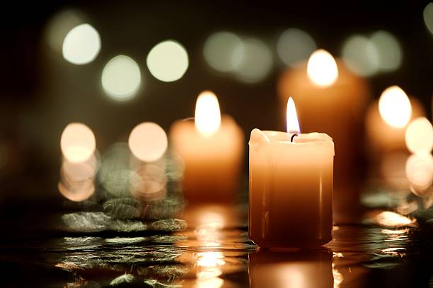 candela con riflessione - alight candle foto e immagini stock