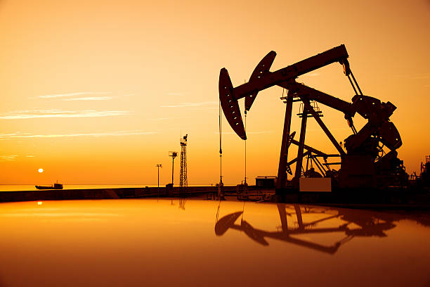 일몰에 오일 펌프 및 장비 - sunset oil rig oil industry energy 뉴스 사진 이미지