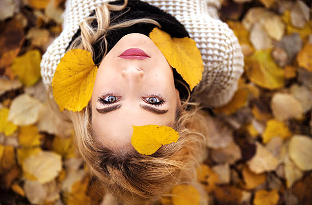 retrato de niña en hojas - autumn women leaf scarf fotografías e imágenes de stock