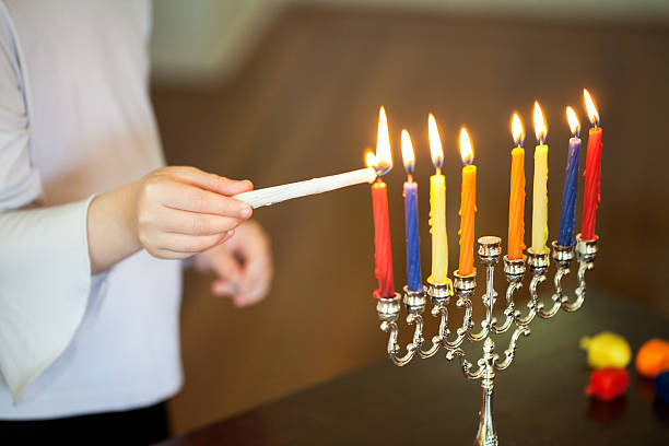 照明メノア - menorah hanukkah candle human hand ストックフォトと画像