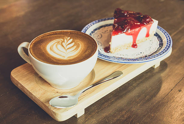 truskawkowe sernik i kawa latte na drewnianym stole - dessert cheesecake gourmet strawberry zdjęcia i obrazy z banku zdjęć