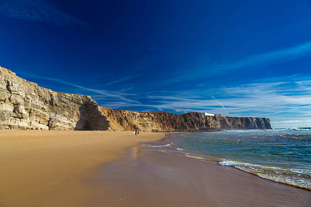 praia do tonel, piccola spiaggia isolata, regione dell'alentejo, sagres, portogallo - sagres foto e immagini stock