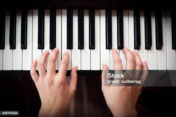 Womans Hand Playing Piano Stok Fotoğraflar & Piyano‘nin Daha Fazla Resimleri - Piyano, Piyano Tuşu, Piyanist