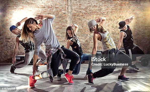 Baile Aptitud Física De Ejercicios Foto de stock y más banco de imágenes de Bailar - Bailar, Breakdance, Grupo de personas