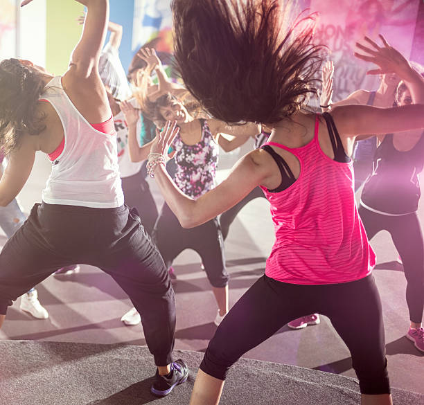 groupe de personnes au cours de danse urbaine - fitness dance photos et images de collection