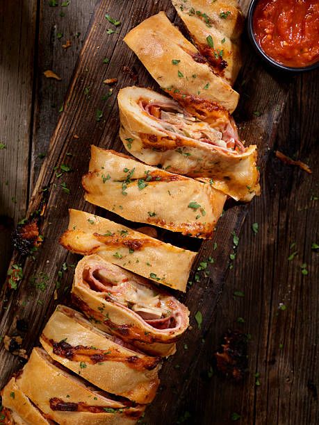 ストロンボリペパロニ、サラミ、マッシュルーム、ペッパー - thin portion salami meat ストックフォトと画像
