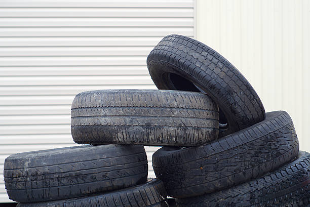 pila di vecchi pneumatici in gomma utilizzati ruote per il riciclaggio - tire recycling recycling symbol transportation foto e immagini stock