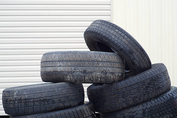 stos starych gumowych opon używanych do recyklingu - tire auto repair shop part of vehicle stack zdjęcia i obrazy z banku zdjęć