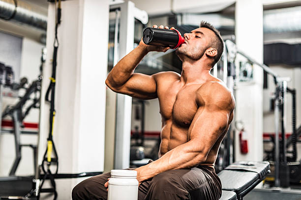 체육관에서 단백질을 마시는 젊은 남자 - hard drink 뉴스 사진 이미지
