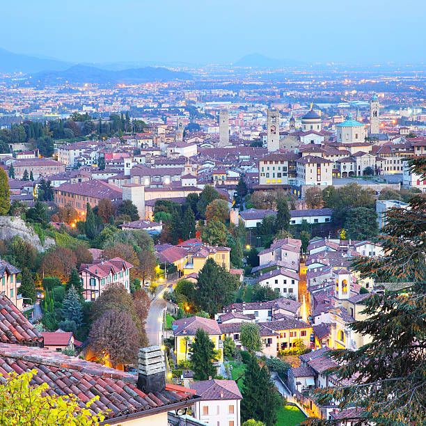 cidade velha de bérgana - italy panoramic town square skyline - fotografias e filmes do acervo