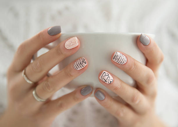 les mains de la belle femme tenant une tasse blanche - toenail photos et images de collection