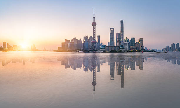 bela cena do bund,xangai,china - international landmark built structure lujiazui building exterior - fotografias e filmes do acervo