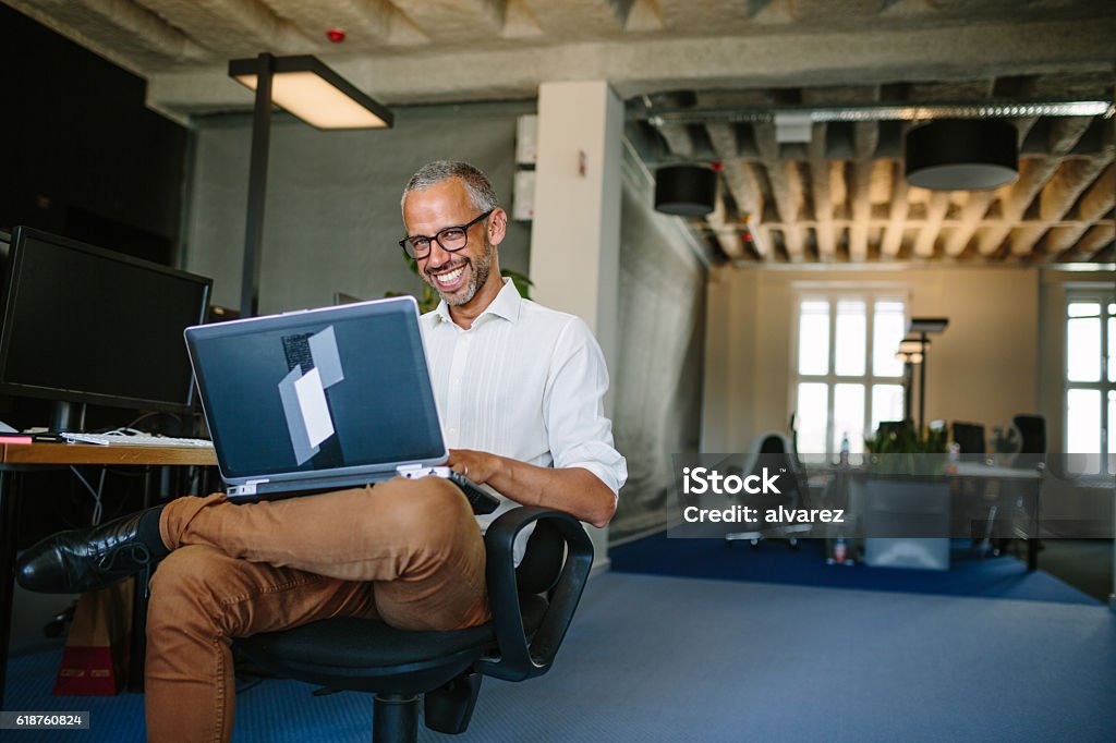 Lächelnd Geschäftsmann Arbeiten am laptop  - Lizenzfrei Geschäftsinhaber Stock-Foto