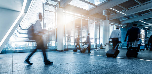 passagiere zu fuß im flughafen-interieur,shanghai. - airport terminal stock-fotos und bilder