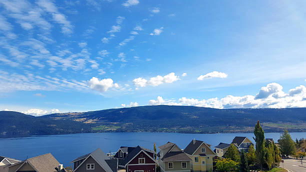 chalés modernos no lago - kelowna okanagan scenics okanagan valley - fotografias e filmes do acervo