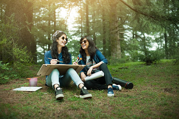 student sztuk pięknych podejmowania na miejscu malarstwo akwarelowe z przyjacielem. - group of objects travel friendship women zdjęcia i obrazy z banku zdjęć