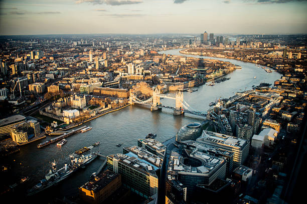 вид с высоты птичьего полета на лондон на закате - london england aerial view skyscraper mid air стоковые фото и изображения